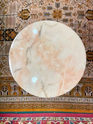 Mesita auxiliar mármol rosado. Italiana años 80