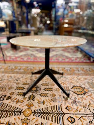 Mesita auxiliar mármol rosado. Italiana años 80