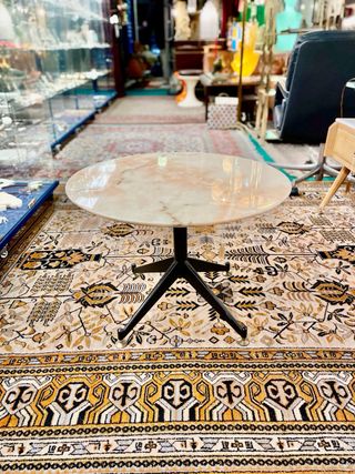 Mesita auxiliar mármol rosado. Italiana años 80