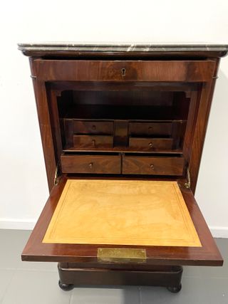 Elegante secreter antiguo tapa mármol