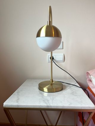 Lampada da tavolo dorata e bianca