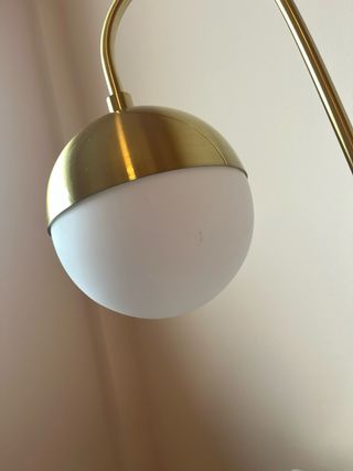 Lampada da tavolo dorata e bianca