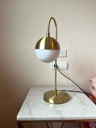 Lampada da tavolo dorata e bianca