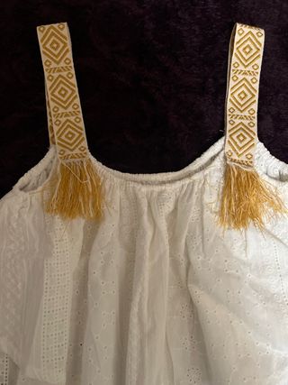 Blusa de tirantes con bordados