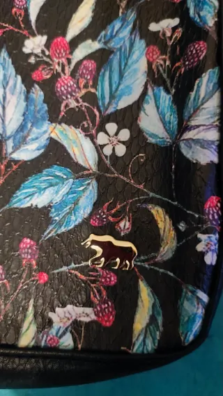 Bolso negro con estampado floral