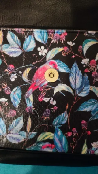 Bolso negro con estampado floral