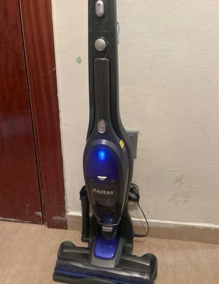 Aspiradora escoba negra y azul