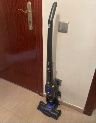 Aspiradora escoba negra y azul