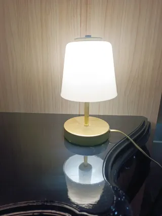 Lampada da tavolo dorata e bianca