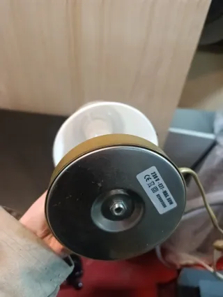 Lampada da tavolo dorata e bianca