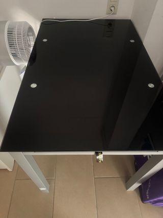 Mesa de cristal negra y patas grises