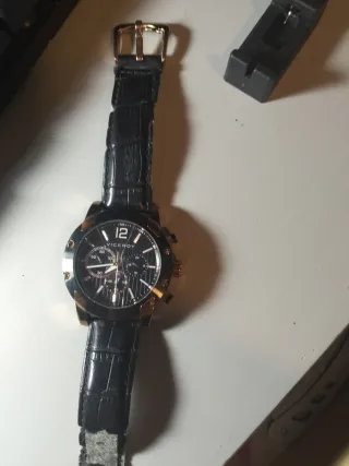 Reparo correas, cambio pilas y limpio relojes.