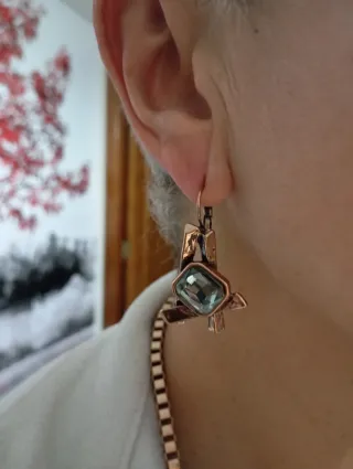 Collar y pendientes dorados con piedras grises