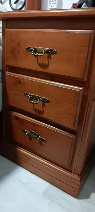 Mesita de noche de madera