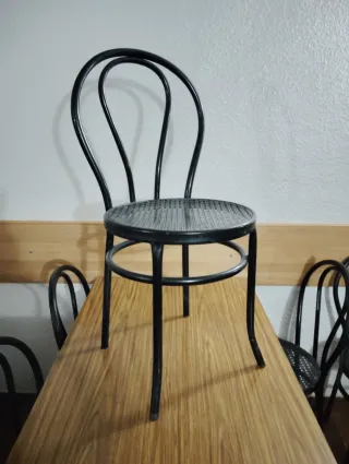 Sillas metálicas negras estilo Thonet
