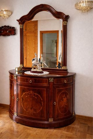 Aparador de madera con espejo