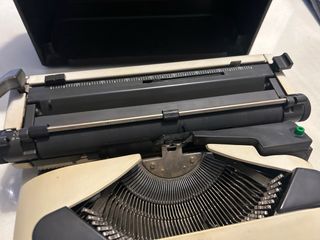 Máquina de escribir Olivetti Lettera 12