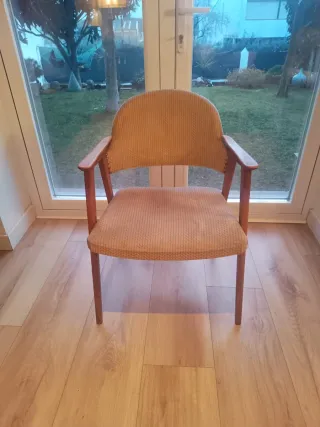 Poltrona Guilleumas in legno e tessuto