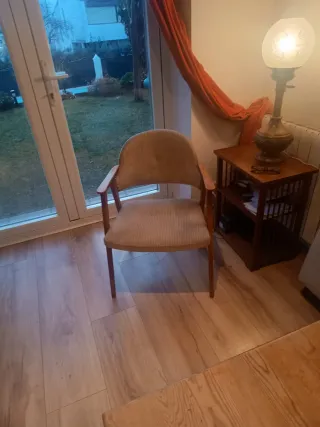 Poltrona Guilleumas in legno e tessuto