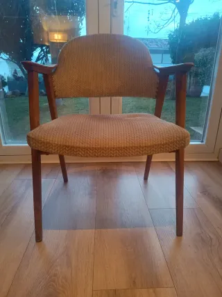 Poltrona Guilleumas in legno e tessuto