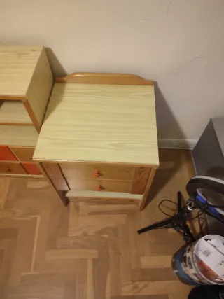 Cómoda de madera con 2 cajones