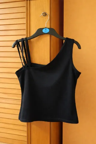 Top asimétrico negro