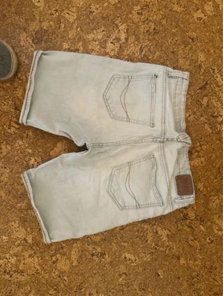 Pantalón vaquero corto desgastado