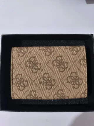 Tarjetero Guess Marrón y Dorado