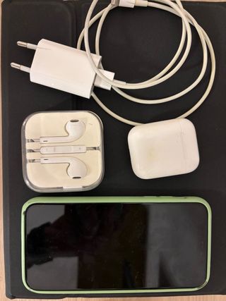iPhone 11 con cargador, auriculares y AirPods