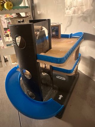 Garaje de coches de juguete con rampas