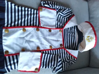 Disfraz vestido marinero con gorrito.