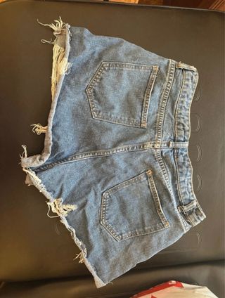 Pantalón corto vaquero desgarrado