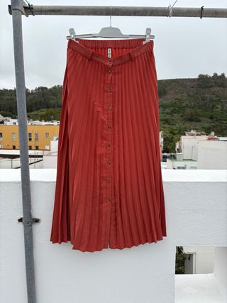 Falda larga plisada Stradivarius color teja