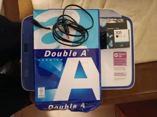 Impresora HP con papel y tinta HP 305