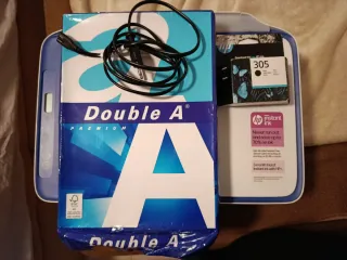 Impresora HP con papel y tinta HP 305