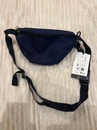 Riñonera Eastpak Azul Marino con Etiqueta