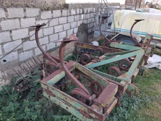 Arado de muelle 13 brazos con rastrillo.