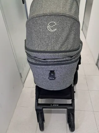 Carrito de bebé gris