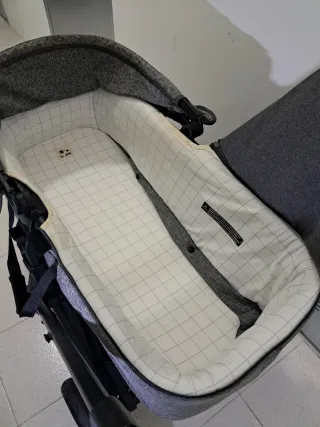 Carrito de bebé gris