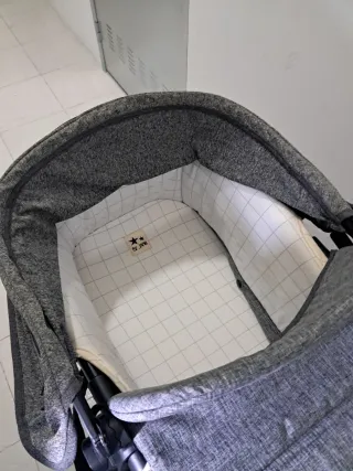 Carrito de bebé gris