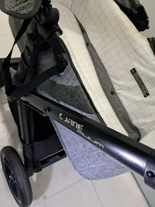 Carrito de bebé gris