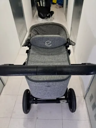 Carrito de bebé gris