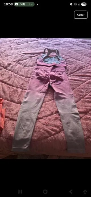 Conjunto deportivo gris y rosa