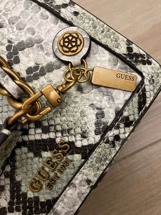 Borsa Guess effetto pitone verde e bianca