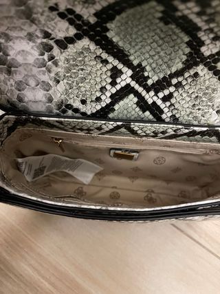 Borsa Guess effetto pitone verde e bianca