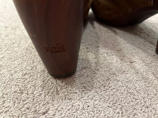 Zuecos de tacón con ligera plataforma.