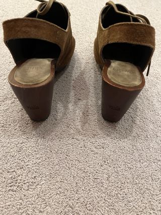 Zuecos de tacón con ligera plataforma.
