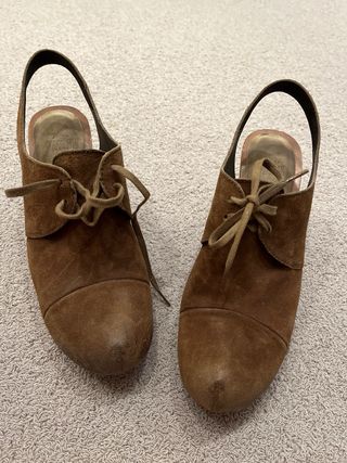 Zuecos de tacón con ligera plataforma.