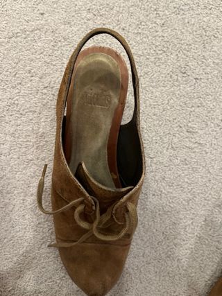 Zuecos de tacón con ligera plataforma.