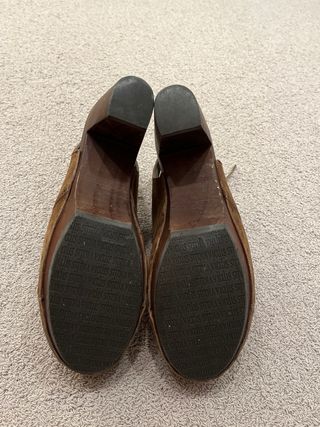 Zuecos de tacón con ligera plataforma.